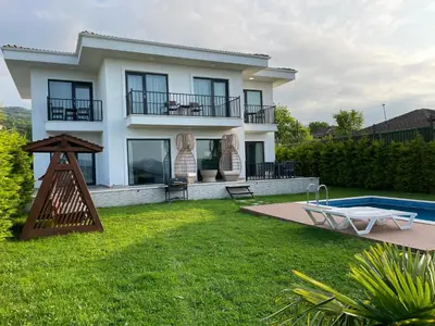a villa with a swimming pool and a house at Sakarya Sapanca Ünlüce de 5 oda 1 salon Özel Havuzlu Lux 10 kişilik Tatil Villası in Sapanca