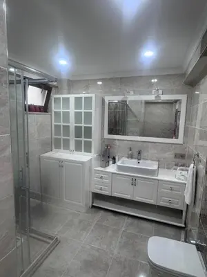 a bathroom with a sink and a shower at Cadde Sapanca Sıcak Havuzlu Geniş Bahçeli in Sapanca