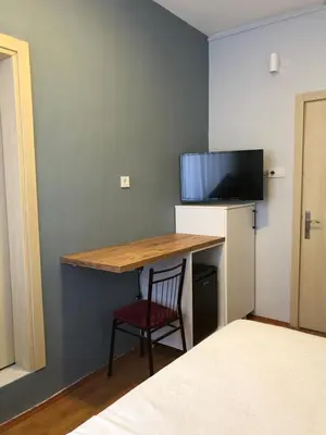 a room with a desk with a television and a chair at GOLD SARAY PANSİYOn in Saray