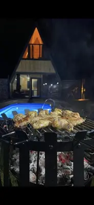 a bunch of chickens cooking on a grill at Sapancasadembungalov in Sapanca