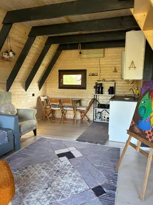 a living room with a table and a kitchen at Karahan bungalov in Tayakadın
