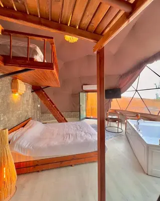a bedroom with a bunk bed and a tub at Opia Sapanca Bungalov in Sapanca