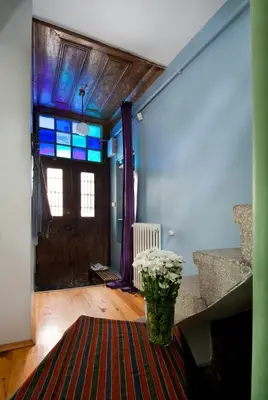 a living room with a vase of flowers on a rug at 3 Bedroom, 2 Bathroom Fully Equipped House in Istanbul