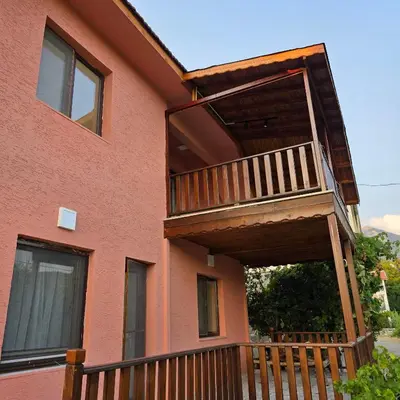 a balcony on the side of a house at Uludağ Tatil Evleri & Villa Şirin in Soğukpınar