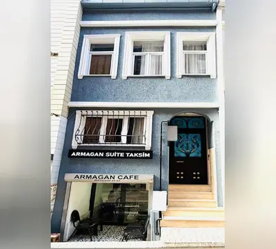 an apartment building with an american suite tashkurgan caffe at Armagan Home Taksim in Istanbul