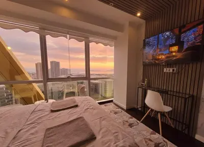 a bedroom with a large bed and a large window at Dap Vazo Kule Rezidansta Konaklama Hizmeti in Istanbul
