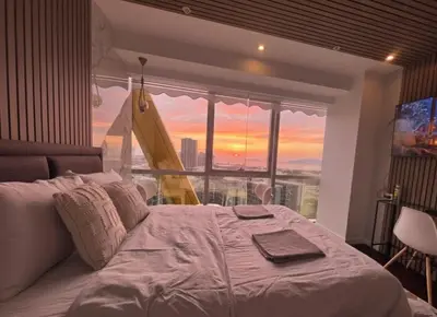 a bedroom with a bed and a large window at Dap Vazo Kule Rezidansta Konaklama Hizmeti in Istanbul