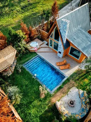 an overhead view of a swimming pool next to a house at Rast Sapanca Bungalov in Sakarya