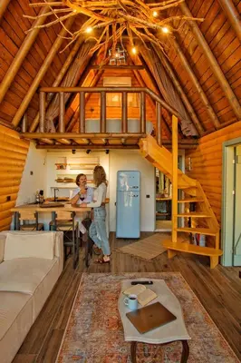 two people standing in a living room in a cabin at Rast Sapanca Bungalov in Sakarya