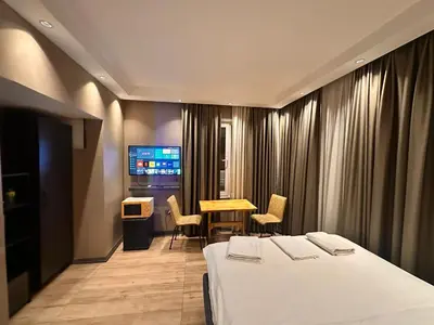 a hotel room with a bed and a table with chairs at Riddim apartment in Istanbul