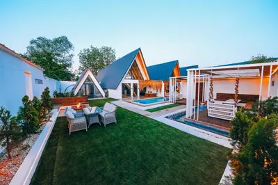 a backyard with a lawn with a table and chairs at 777Sapanca Bungalov Konaklama in Sapanca