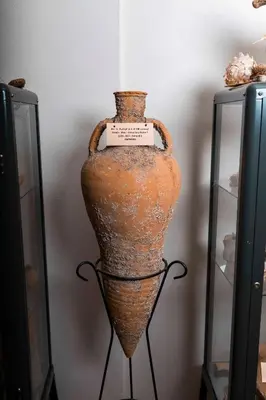a vase sitting on a stand in a museum at Kerpe Diem Otel in Kerpe