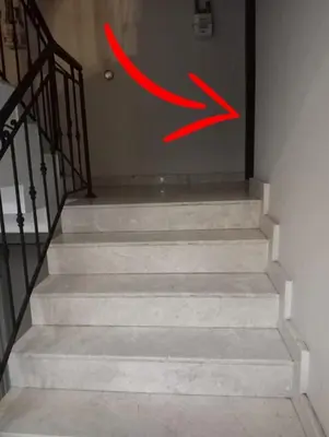 a red arrow on a wall next to stairs at New apartment in the center of Istanbul near Istiklal in Istanbul