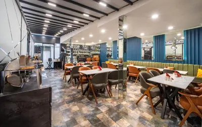 a restaurant with tables and chairs in a room at Hotel De Bonte in Istanbul