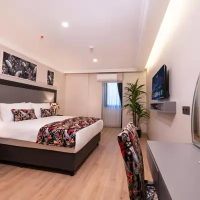 Bond Hotel