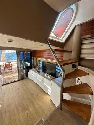 a kitchen and living room in a tiny house at Rotavira YAT KİRALAMA PLATFORMU in Istanbul