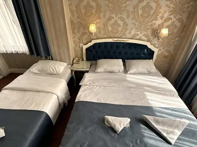 two beds in a small room with at Alyon Hotell in Istanbul