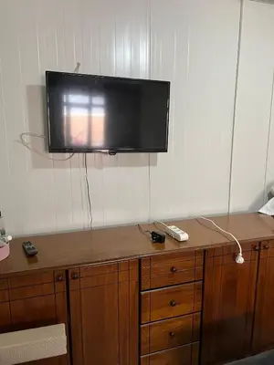 a flat screen tv hanging on a wall at Ciğ Bungalov Airport in Arnavutköy