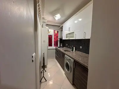 a kitchen with a sink and a washing machine at Metroya 3 dakima uzaklıkta merkezi konumda in Istanbul