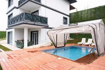 a house with a swimming pool in the yard at Terrazzo Sapanca - Isıtmalı Havuzlu Villa Verde in Sapanca
