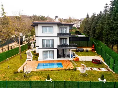 a house with a swimming pool in the yard at Terrazzo Sapanca - Isıtmalı Havuzlu Villa Sole in Sapanca