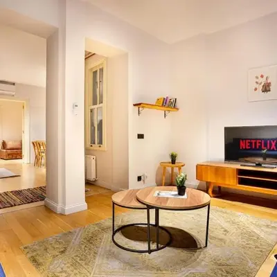 A Modernized Apt In The Historic Area Of Istanbul