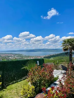 a view of the ocean from a garden at Sapanca Liva Bungalov in Sapanca