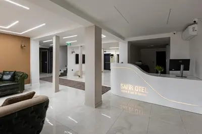 a lobby with a sign that says step off at Safir Termal & Spa Otel in Çekirge İstasyonu