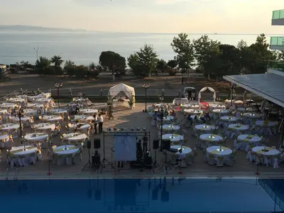 an overhead view of a wedding venue with tables and a pool at Ceti̇n Presti̇ge Resort in Erdek