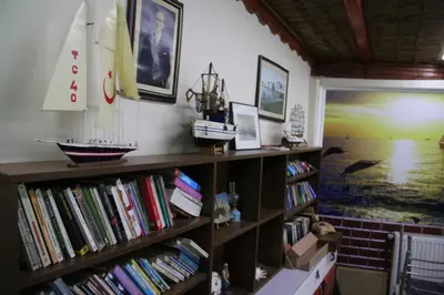 a room with book shelves filled with books at Ozdemir Pansiyon in Heybeliada
