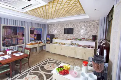 a large room with aasteryasteryasteryasteryasteryasteryasteryasteryasteryasteryastery at Taksim Star Hotel in Istanbul