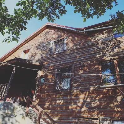 an old wooden building with windows on the side of it at Zirve Dağ Evi in Kocaeli