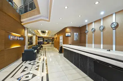 a lobby with a bar and a waiting room at Hotel Buyuk Sahinler in Istanbul