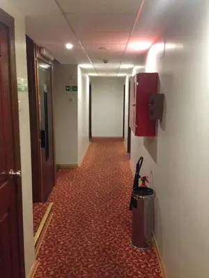 a hallway of an office building with a hallwayngthngthngthngthngthngthngth at Hotel Atasayan in Gebze