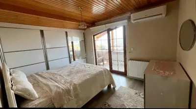 a bedroom with a bed and a window at Yıldız Pansiyon in Sapanca