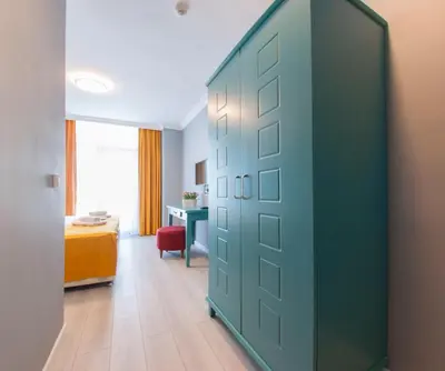 a green door in a room with a bedroom at Room Room Motel in Sapanca