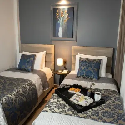 12 rooms hotel