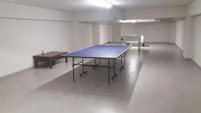 a ping pong table in an empty room with a table at Zin D Home Otel Alemdağ in Istanbul
