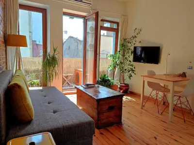 a living room with a couch and a table and a desk at Kunterbunt Istanbul in Istanbul