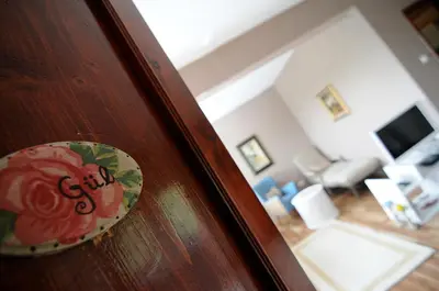 a door with a plate on it in a living room at Beyaz Ev Agva - Adult only +15 in Agva