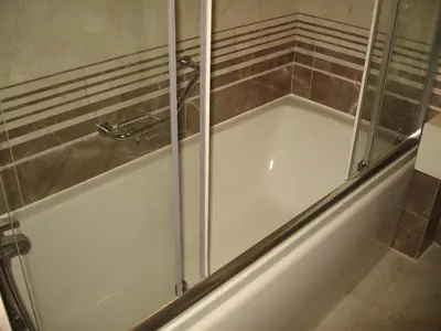 a bath tub with a glass shower backdoor at Termal Elit Hotel in Gokcedere