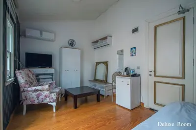 a living room with a chair and a mirror at PUHU OTEL in Istanbul
