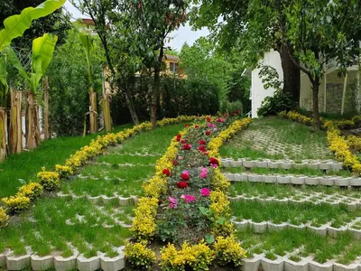 a garden with flowers in the grass at Kadifeli Konak Hotel & Bungalow in Kocaeli