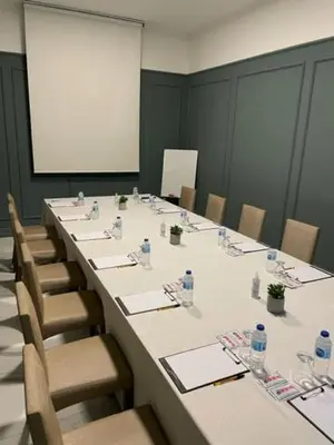 a conference room with a long table and chairs at Yeşilyurt Park Otel in Corlu