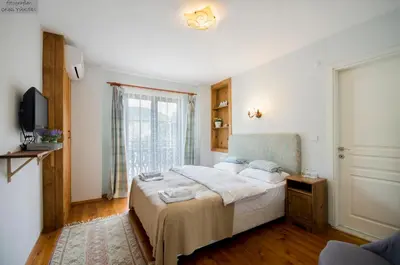 a bedroom with a bed and a window at Ağva Piassa Otel in Agva