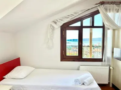 a bedroom with two beds and a window at Sapanca Albar Konaklama in Sapanca