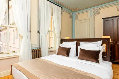 a bedroom with a large bed and a window at Meroddi Barnathan Hotel in Istanbul