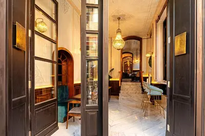 a hallway of a building with a hallwayasteryasteryasteryasteryasteryasteryasteryastery at Meroddi Barnathan Hotel in Istanbul