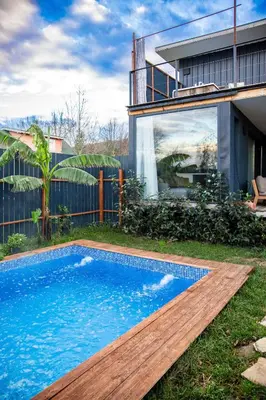 a swimming pool in the yard of a house at Sapanca Glamping in Sakarya