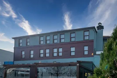 a large brick building with a sky at ERTA SOYAK THERMAL OTEL in Çekirge
